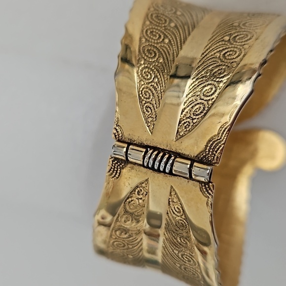 Hindged Retro Goldtone 2 1/4" Dia. Bracelet - Picture 6 of 7